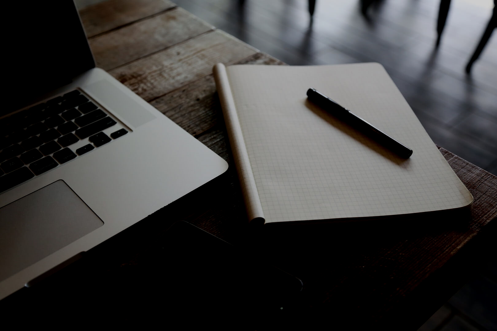 laptop-computer-macbook-writing-table-creative-764683-pxhere.com-50brightness
