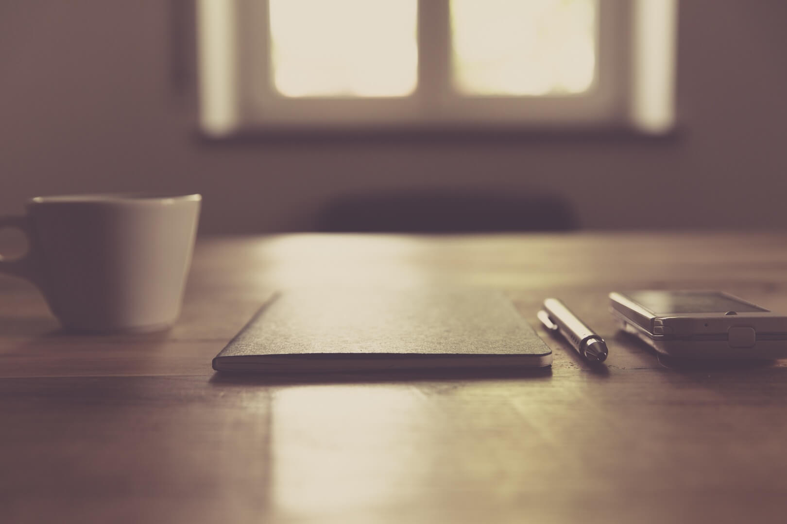smartphone-writing-table-creative-coffee-light-768354-pxhere.com_